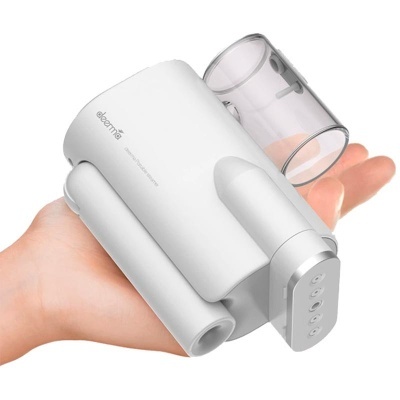 Dispositivo portátil branco com copo transparente numa mão