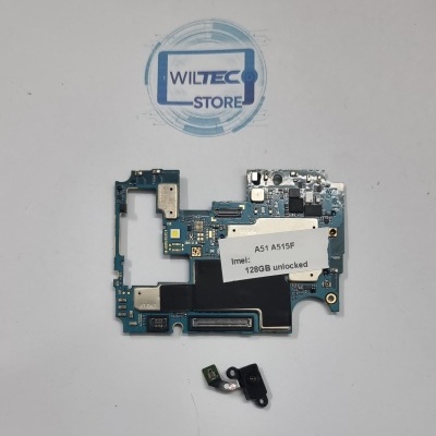 Placa eletrónica de smartphone com etiqueta e selo 'WILTEC STORE'
