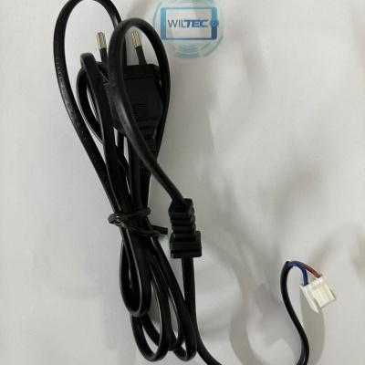 Cabo elétrico preto com ficha elétrica europeia e conector branco pequeno em fundo branco com logo WILTEC