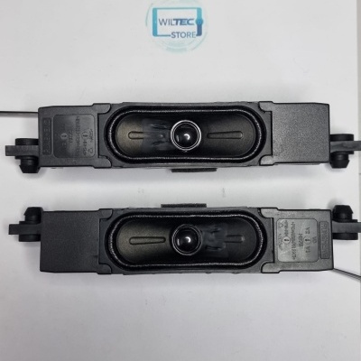 Dois alto-falantes pretos retangulares com inscrições RUNSHENG em fundo branco