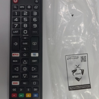 Comando remoto LG preto com botões multifuncionais e embalagem plástica com etiquetas e códigos QR.