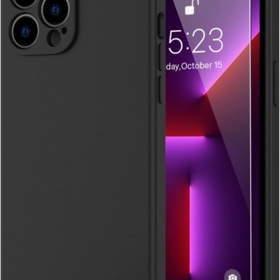 Telemóvel com capa preta e ecrã iluminado a mostrar data e hora