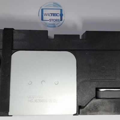 Produto electrónico preto com peça metálica prateada e selo WIDTEC STORE ao fundo