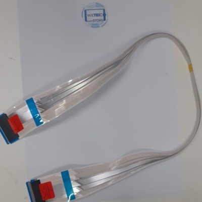 Cabo flexível plano cinza com conectores pretos e etiquetas coloridas sobre papel branco