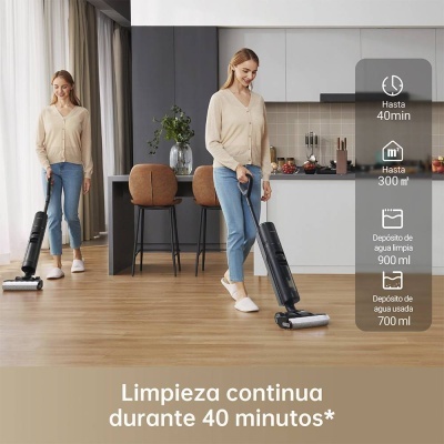 Aspirador vertical sem fios preto usado numa sala moderna com chão de madeira