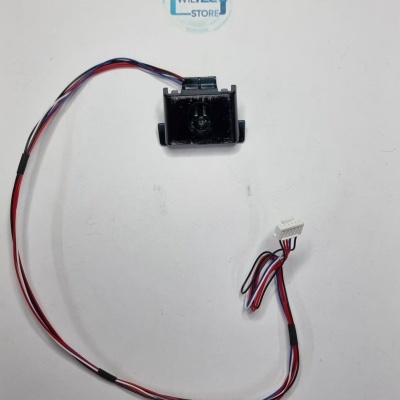 Cabo com conector branco de 8 pinos e componente preto com lente, fios coloridos sobre fundo branco WILTEC STORE