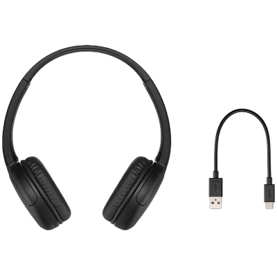 Auscultadores negros e cabo USB preto em fundo branco