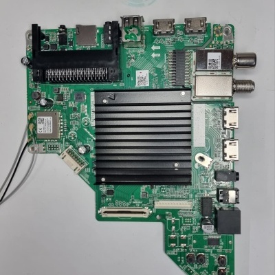 Placa eletrónica verde com dissipador preto e várias conexões