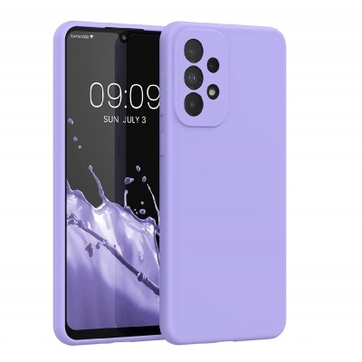 Smartphone com capa lilás e ecrã ligado a mostrar data e hora