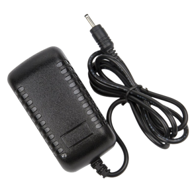 Transformador elétrico preto com cabo e conector cilíndrico