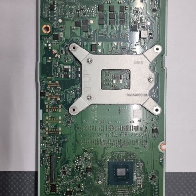 Placa de circuito impresso verde com dissipador metálico e componentes eletrónicos