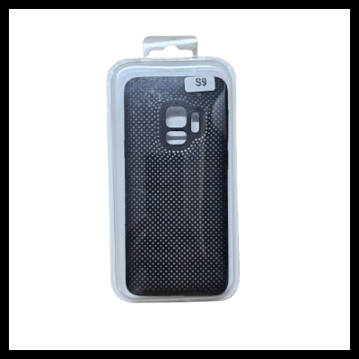 Capa preta para smartphone com padrão de pontos brancos na embalagem transparente com etiqueta 'S9'