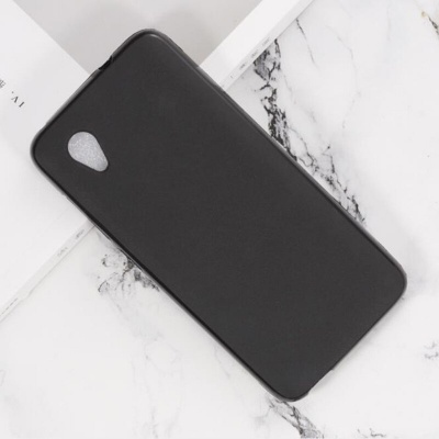 Capa preta lisa para telemóvel sobre superfície branca marmoreada