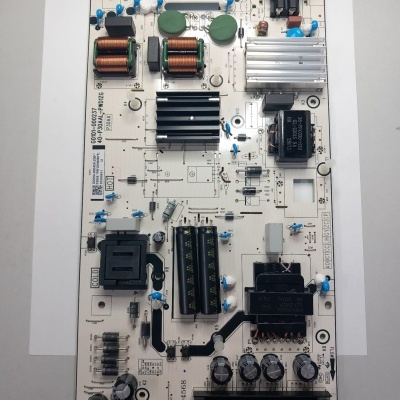 Placa eletrónica branca com componentes eletrónicos e etiquetas visíveis