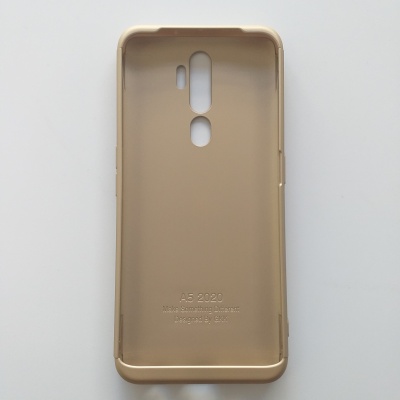 Capa protetora dourada para smartphone A5 2020 sobre fundo branco