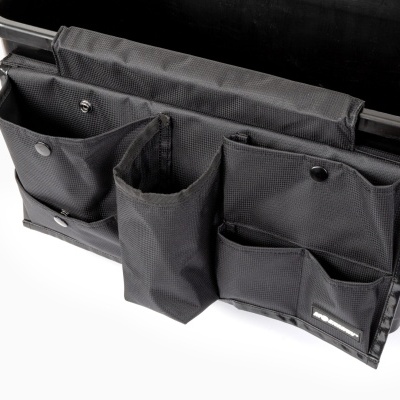 Organizador preto com vários bolsos em tecido fixado numa estrutura plástica preta