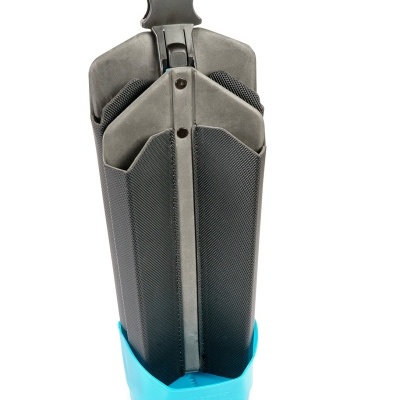 Suporte plástico preto com base azul e desenho compacto