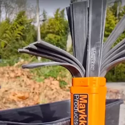 Ferramenta de jardim com lâminas flexíveis pretas e punho laranja