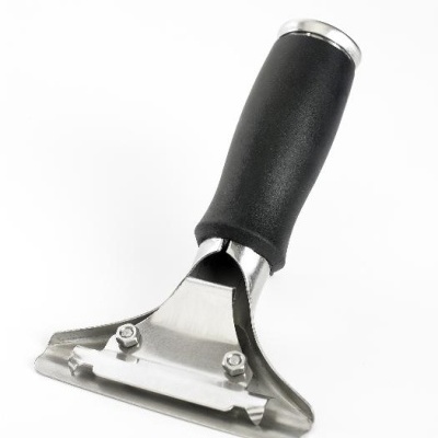 Raspador de superfície com lâmina metálica e cabo preto emborrachado