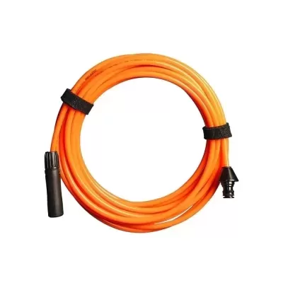 Cabo de aspiração ou extensão laranja enrolado com conectores pretos