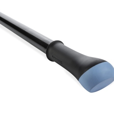 Remo preto com pega preta e extremidade azul em fundo branco