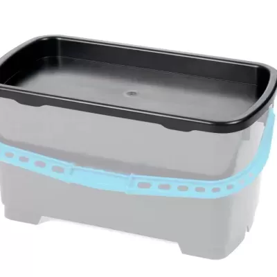 Caixa plástica cinza com tampa preta e pega azul clara