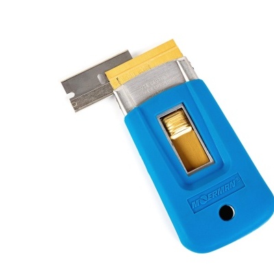 Utilitário azul com lâmina metálica e botão amarelo em fundo branco