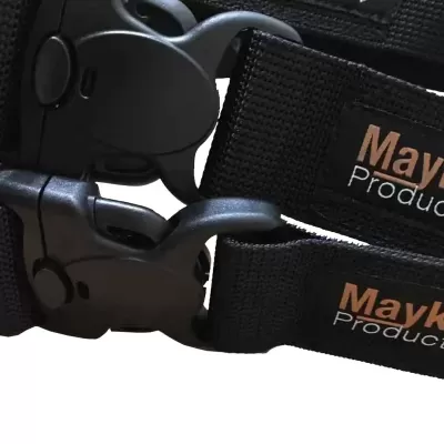 Correias pretas com fivelas de plástico e etiquetas 'Mayka Product'
