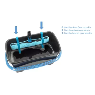 Balde preto com pega azul e rodo com esponja azul encaixados