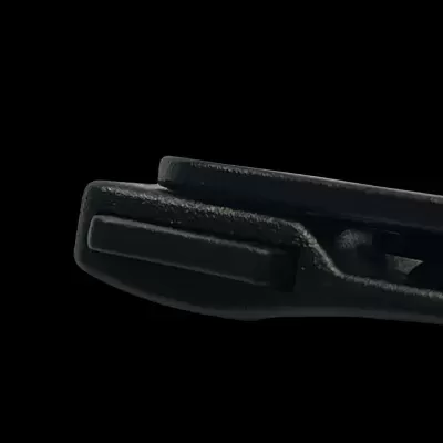 Pinça metálica preta com tampas de borracha preta em fundo preto