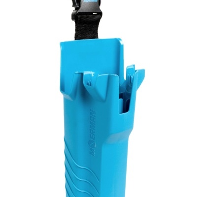 estojo plástico azul com cinta preta e fivela, com logo AQUATHERMAL