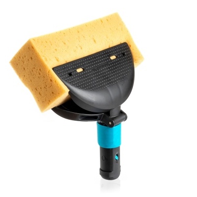 Esfregão de limpeza com esponja amarela e base preta com punho azul