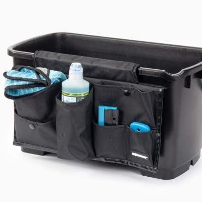 balde de plástico preto com organizador e diversos itens em fundo branco