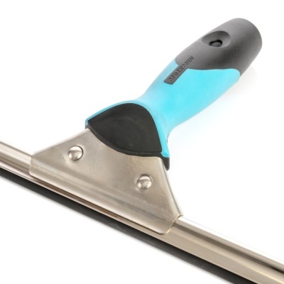 Rodo azul e preto com lâmina metálica sobre fundo branco