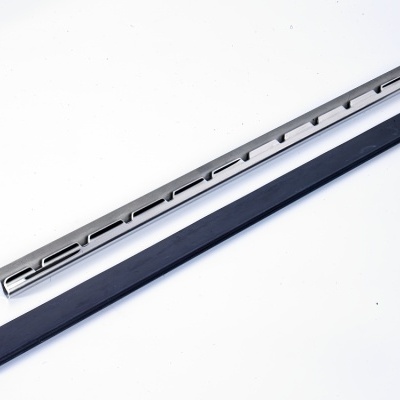 Duas barras longas, uma prateada com aberturas e outra preta lisa, sobre fundo branco