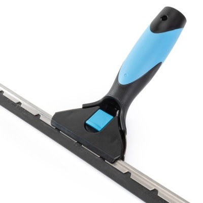 Raspador de vidro com cabo azul e preto e lâmina metálica