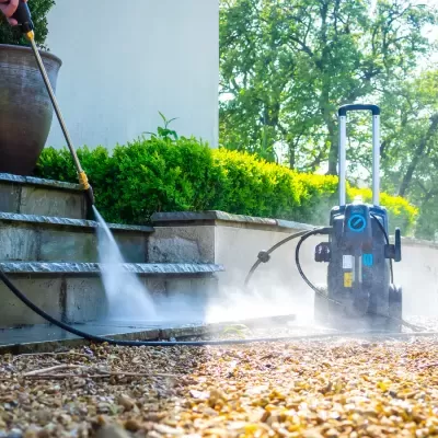 Máquina de limpeza a alta pressão a limpar degraus exteriores