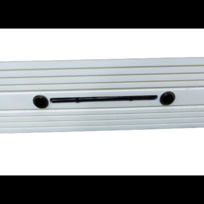 Tampa ou painel branco com linhas horizontais e detalhes pretos