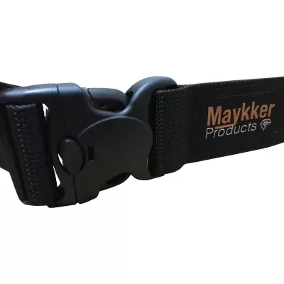 Cinta preta ajustável com fecho de plástico e etiqueta 'Maykker Products'