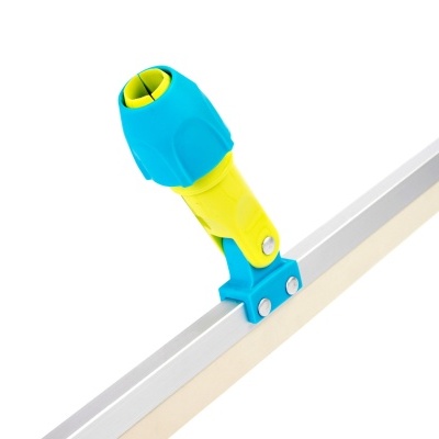 Rodo de limpeza azul e amarelo com lâmina branca e estrutura metálica