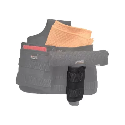 Colete tático preto com porta-objetos e pano de microfibra laranja