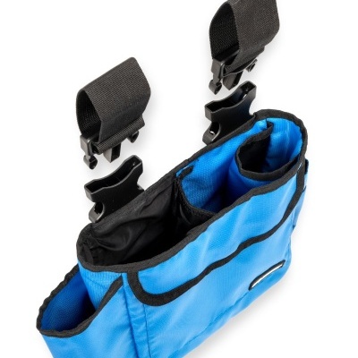 Organizador azul com compartimentos e presilhas de fixação pretas