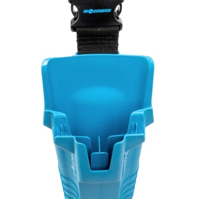 Suporte azul de plástico com clipe preto com a palavra MOERMAN