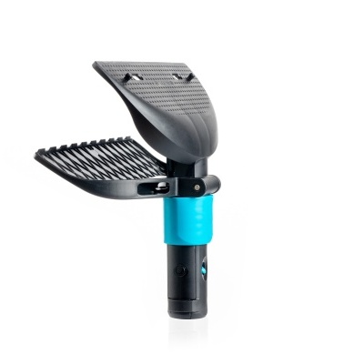 Acessório preto e azul com partes móveis em fundo branco