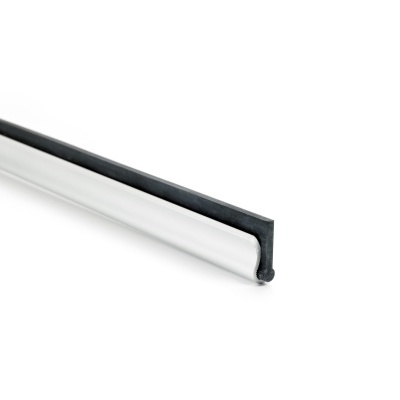 Perfil de cantoneira metálica prateada com revestimento preto