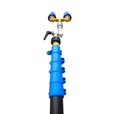 Equipamento de tubos preto e azul com válvulas metálicas e conectores azuis