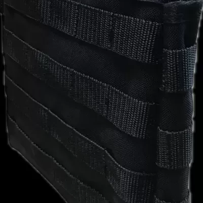 Capa preta em tecido resistente com bandas largas exteriores