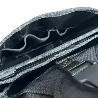 Bolsa preta de tecido com divisórias e fecho de correr aberta