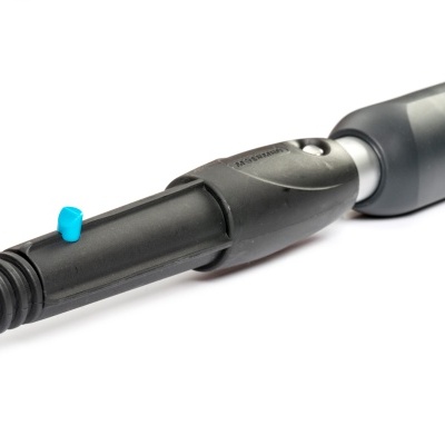 Ferramenta preta com detalhe azul e superfície metálica prateada