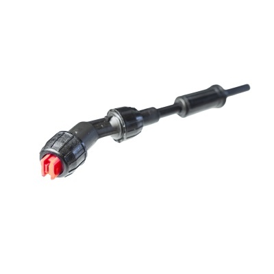 Conector elétrico preto e vermelho em fundo branco